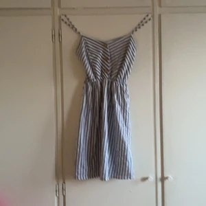 Klänning 🤍 - En somrig klänning ❤️ vet tyvärr inte storlek men hör av dig om du är intresserad ❤️ aldrig använt 