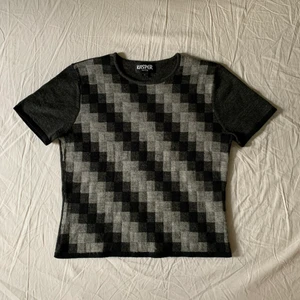 Rutig kortärmad ulltröja!! - Riktigt cool acrylic/ulltröja i gråa nyanser med mönster fram. Fått av min moster som tror att hon köpte den nån gång i början av 00. Har inte använt så många gånger då den inte riktigt passar mig! Supermjuk och inte alls stickig. Skulle gissa att den passar S/M