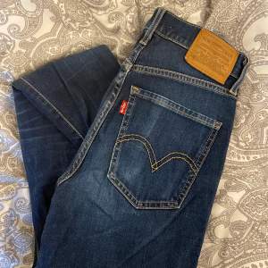 Snygga levis jeans i mörkblå! Strl XS🤍