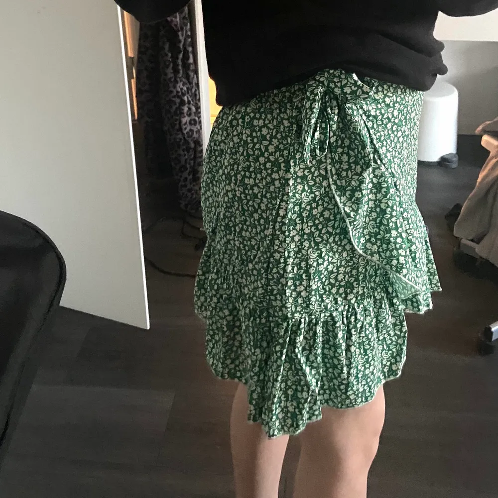 Grönblommig kjol, aldrig använd. Köparen står för frakten💕. Kjolar.