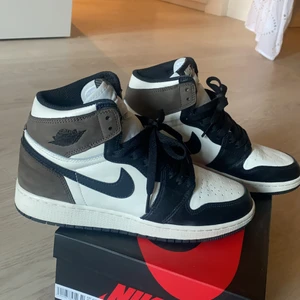 Air Jordan 1 Retro High Dark Mocha - Air Jordan 1 Retro High Dark Mocha is storlek 39, använda endast en gång. Köpta på soldout.dk (skriv för fler bilder). Ny pris 6.500 DDK och säljs för 4000 SEK