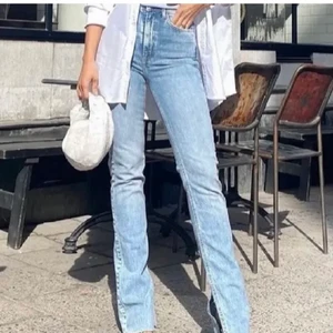 Zara jeans slits - Säljer mina jättefina zara jeans pga ingen användning längre, i väldigt fint skick! PRIS KAN DISKUTERAS VID SNABB AFFÄR ❤️‍🔥