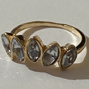 Ring - Silverring med gulddetaljer och kristaller.