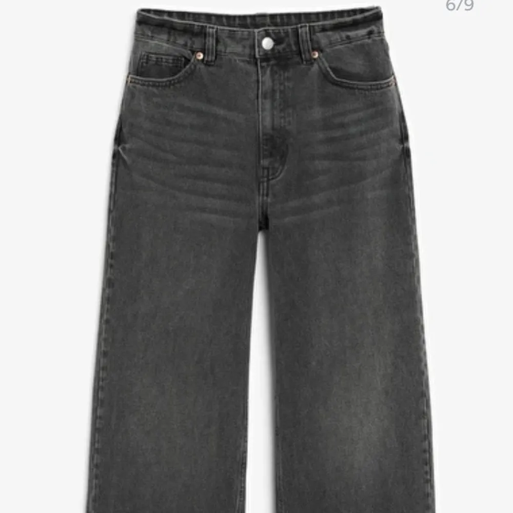 Jeans från Monki i modellen Yoko. Använd fåtal gånger, mycket bra skick. Köparen står för eventuell frakt ✨. Jeans & Byxor.