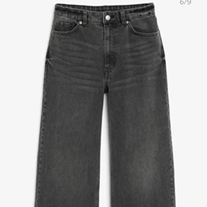 Jeans  - Jeans från Monki i modellen Yoko. Använd fåtal gånger, mycket bra skick. Köparen står för eventuell frakt ✨