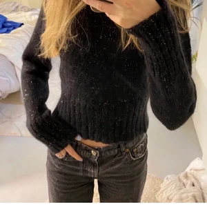 Polo tröja!  - En svart glittrig stickad tröja från Vero Moda älskar den men behöver pengarna, den har krage och frakten kostar 50 kr🥰