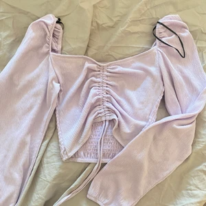 Lila topp - Topp med band som man kan stjustera hur man vill att den ska sitta. Fin härlig färg!! varit sparsamt använd av mig och säljs inte längre 