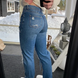 Jeans - As balla raka jeans med perfekt mid waist😋 Köpta i England, kommer tyvärr inte ihåg vad butiken hette! Säljs pga för små❤️