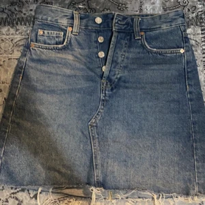 Jeanskjol - Säljer denna jeanskjolen från HM, aldrig använd. Säljer då den inte passar mig. 🧚🏻