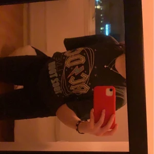 ACDC tröja  - Säljer denna coola tröja ifrån bik bok. Har inte användt den så mycket och de är då därför jag säljer den. Den är i storlek XS men ganska stor för att vara XS. Så om man gillar lite större kläder så är den perfekt! Den har en väldigt cool rygg som ja gillar väldigt mycket! ⚡️