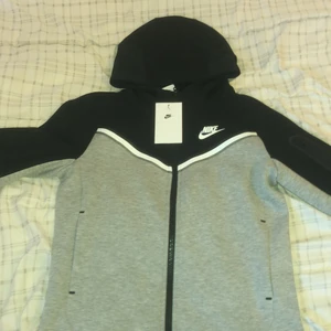 Nike tech fleece  - Säljer min helt nya nike kofta nu som jag köpte igår men den va lite för lite vid armarna ä. Original priset är 950 men säljer den nu för 800 pris kan diskuteras. Den är M i junior 10-13 år 
