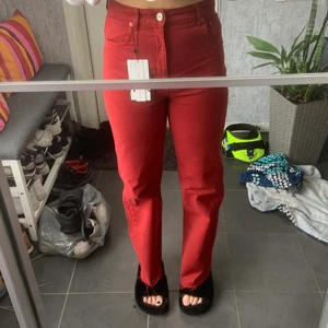 Röda Jeans från Zara - Säljer mina röda jeans från zara eftersom att det inte är min stil. Har kvar prislapp. Helt oanvända.