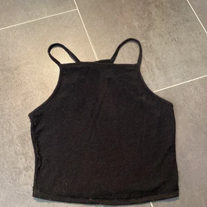 Linne - Ett kort linne från hm i ett ”bubbligt” material. Jätteskön på sommaren! Sparsamt använt så Inga defekter!