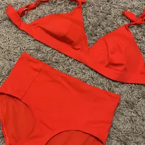 En fin röd bikini med högmidjad bikini trosa. Denna är tyvärr för stor för mig så får ingen användning av den. Trosan är i storlek S och överdelen är i storlek 46.
