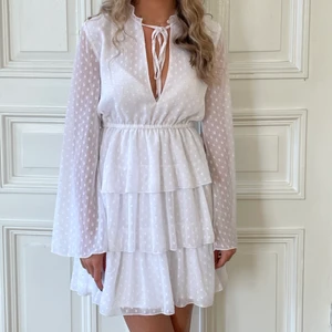 Studentklänning - Säljer min fina studentklänning från NAKD x Linn Ahlborg. Säljs inte längre!! Endast använd en gång så är som i nyskick. Jag är vanligtvis en S/M