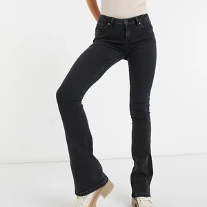 Svarta bootcut jeans - Ett par svarta bootcut jeans som aldrig kommit till användning 