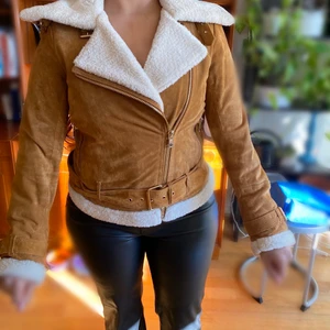 Äkta brun mockajacka XS - Superfin mockajacka från Zara i äkta läder. Nypris 1000-: Använt en gång och är i storlek XS❣️ Kan mötas upp i Stockholm eller skicka via PostNord.