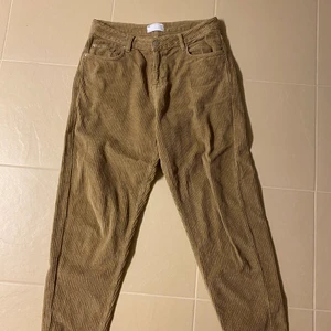 Bruna Manchesterbyxor - Bruna manchesterbyxor ifrån ASOS. Byxorna är knappt använda. De är i storlek 32/32 (herrstorlek)