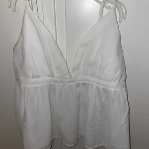 Bikbok linne - Säljer ett vitt linne från Bikbok storlek Xs. Jättefin att ha till sommaren. Säljer då jag tycker att den är förstor för mig och att den inte kommer till användning. På sista bilden så ser ni att den inte ett dugg är genomskinlig. Kontakta mig vid intresse 