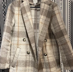 Kappa från hm storlek xs - Beige fin kappa i storlek xs, kommer ej till användning lämgre då jag har så många andra jackor, kommer ej ihåg vad jag köpte den för då de va några år sedan, men säljer för 300+ frakt