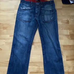 lowwaisted diesel jeans i storlek 34 de vill säga ca S. dem är vintage därav lite slitna men fortfarande bra skick. köparen står för frakt 💚