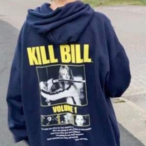 En hoodie med Kill Bill tryck. Sparsamt använd och mycket skön.