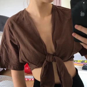 Nakd Tied Front Linen Look Blouse - Säljer denna SLUTSÅLDA topp från nakd som är nästintill oanvänd! Superfin nu till sommaren! Frågor? Kontakta mig 🥰 Köpen står för frakt