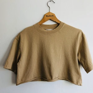 Crop top t-shirt.  - Croptop från Topshop. Beige/gul i färgen. 100% bomull.