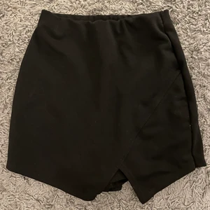 Kjol fram, shorts bak, skort!! - Skort