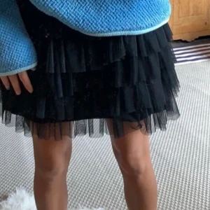 Zara  - Första bilden lånad. Säljer nu min volangkjol från zara i storlek 152!❤️ vid intresse skrev för mer bilder💗