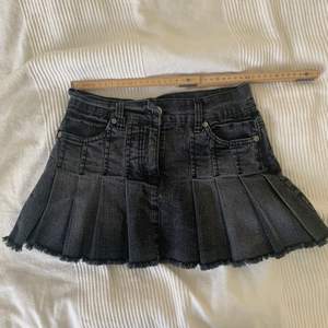 Kort söt schoolgirl kjol i jeanstyg. Stl 146