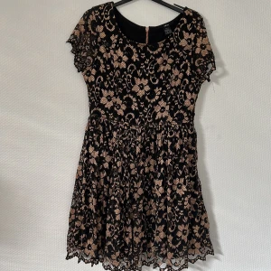Sommarklänning  - Sommarklänning i bra skick, storleck 40 använd enbart ett par gånger, hamnar precis åvanför knäna är 174cm 