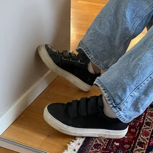 J Lindeberg läd er skor - Kardborreband J Lindeberg skor, nypris runt 1,2 lax. Får nt mkt användning av dem:/ Står 39 i skon men passar som en 38:) De har vart lite knas runt mental fästen så tror man mst va försiktig där! Dm för mer bilder, möts i Stockholm:) 