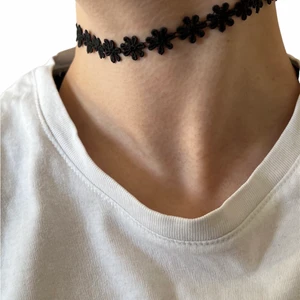 Choker - Choker med svarta blommor, använd ett fåtal gånger. Frakt: 13kr