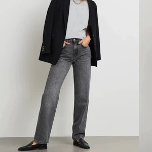 Gina tricot 90’s high waist jeans  - De har änvänts några gånger inga fläckar eller skador, helt gråa ( lite urtvättade ) köpte de som klippta längst ner ordinarie priset är 599 
