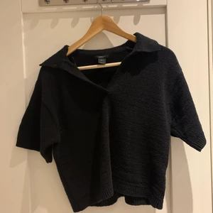 Lindex stickad tröja med krage - Storlek s! Normal passform lite åt de större hållet men passar allt från xs till M:)