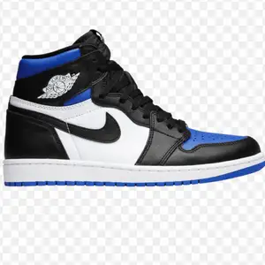 Säljer min brors Air Jordan 1 Retro High OG ‘Royal Toe’ storlek 42,5 köpta från GOAT. Dem är i nyskick och fler bilder på dem kan skickas. 