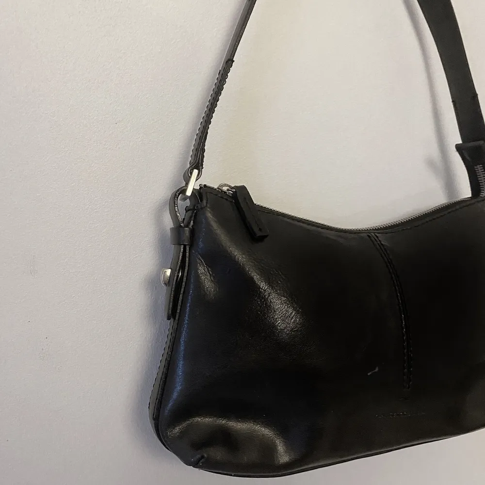 Black leather handbag in great condition . Väskor.