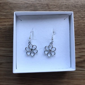 Örhängen silverblommor - Örhängen