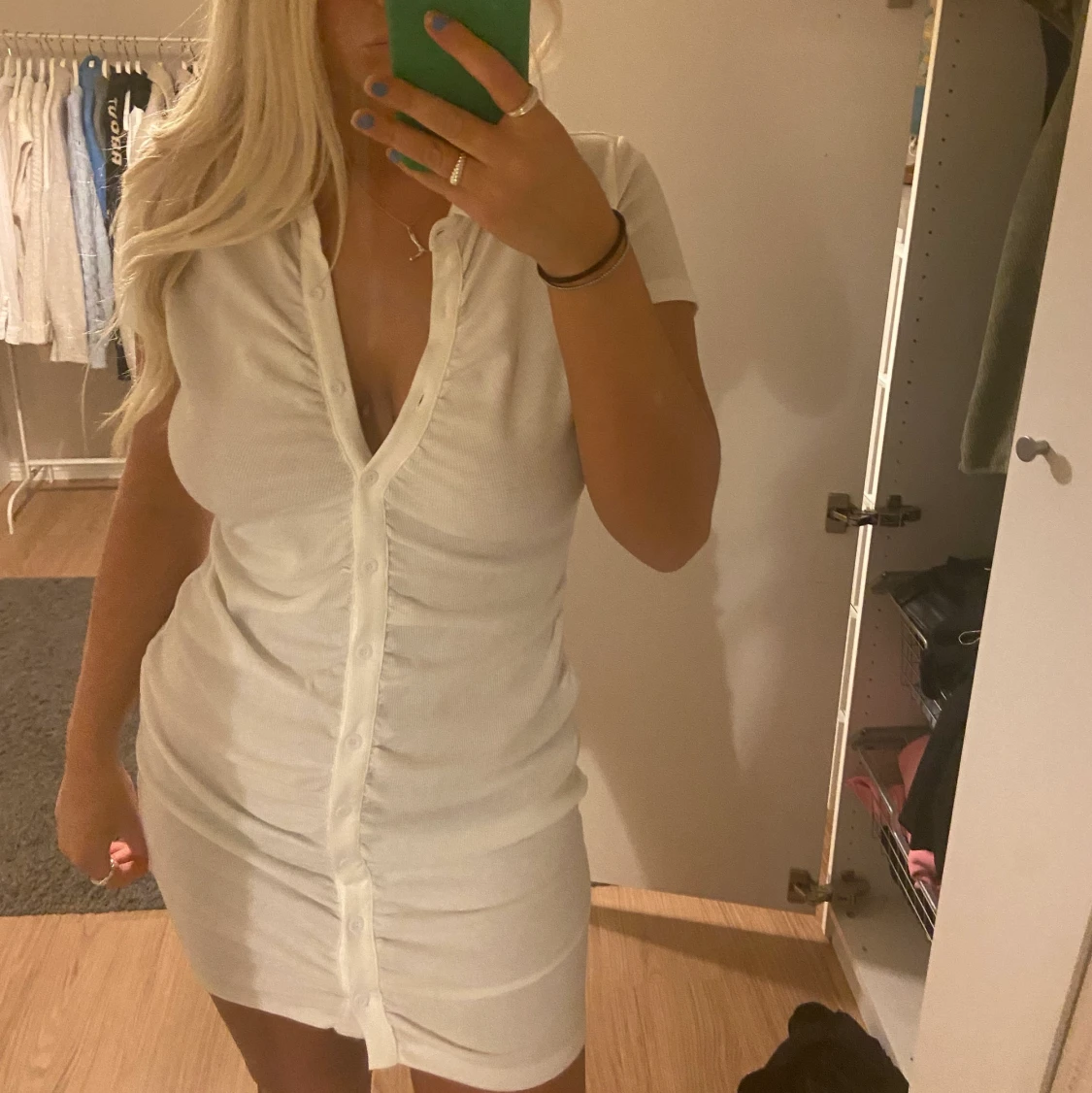 Vit klänning med knappar