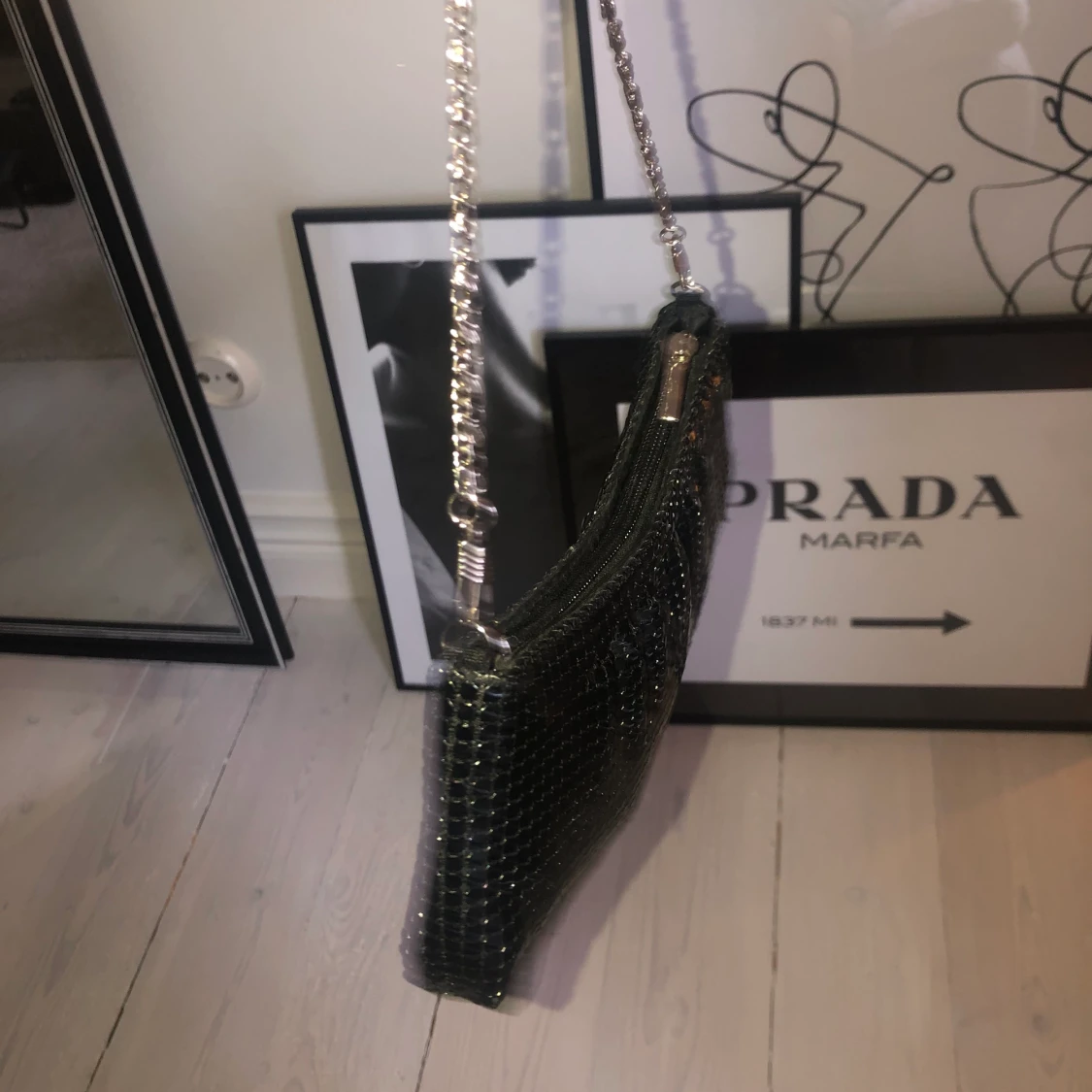 Glittrig fäst väska 