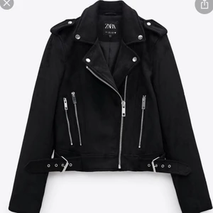 Svart mockajacka - Svart mockajacka från zara som knappt är använd och i bra skick. Storlek 34/XS. Köparen står för ev. frakt 