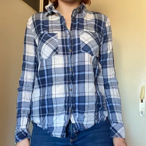 Skjorta - Fin skjorta. Finns ett pyttelitet hål samt saknar en knapp på ena ärmen, men annars i bra skick.