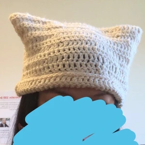 Handvirkad kattmössa  - ”Kattmössa” i önskad färg handvirkad av mig. Tar ca 1-2 veckor på beställning! Meddela gärna vid fler frågor🤍