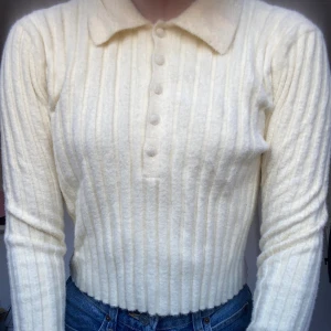 Söt topp från Zara - Så HIMLA mjuk tröja. Jättevarm och väldigt mysig att ha på sig. Färgen är beige,vit-aktig, vintage-känsla.