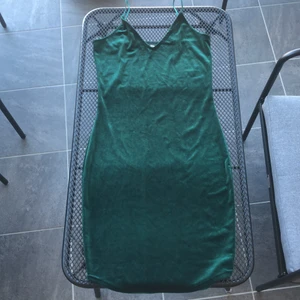 Grön klänning från bikbok - Sammet/plysch - aktig klänning i väldigt fin grön färg!! Storlek M, väldigt smickrande passform då den går in vid midjan och ut vid höfterna 