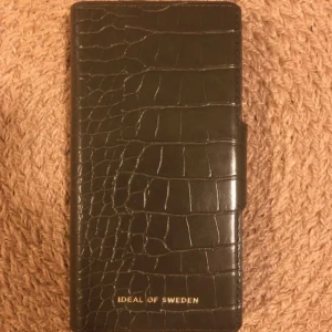 Mobilskal: idealofsweden! - Hej! Säljer skal och glas från idealofsweden både skal och glas är köpt för inte alls längesen. Glaset är oöppnat och skalet är använt 3 gånger Max. Aldrig utanför hemmet. Då min mobil varit på lagning. Det finns även korthållare bak!Detta är skal och glas för iPhone 11pro/Xs/X. Ny pris skal och glas är 399kr vardera. Jag tänker 250kr vardera. Men de går att diskutera lite. Kan mötas upp i centrala Jönköping eller skicka till dig! Isåfall tillkommer lite frakt. Mvh Mimmi🤠💗