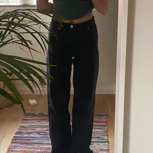 Yoko Jeans från Monki - LÅNAD BILD. Köpta här på plick men var alldeles för små i midjan för mig tyvärr. Annars supersnygga och stämmer helt överrens med bilderna.