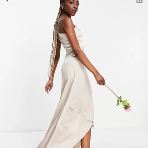 Balklänning - Säljer min balklänning från asos köpt för ca 500kr på rea förra året. Aldrig använd prislapp kvar. Passar en storlek S.