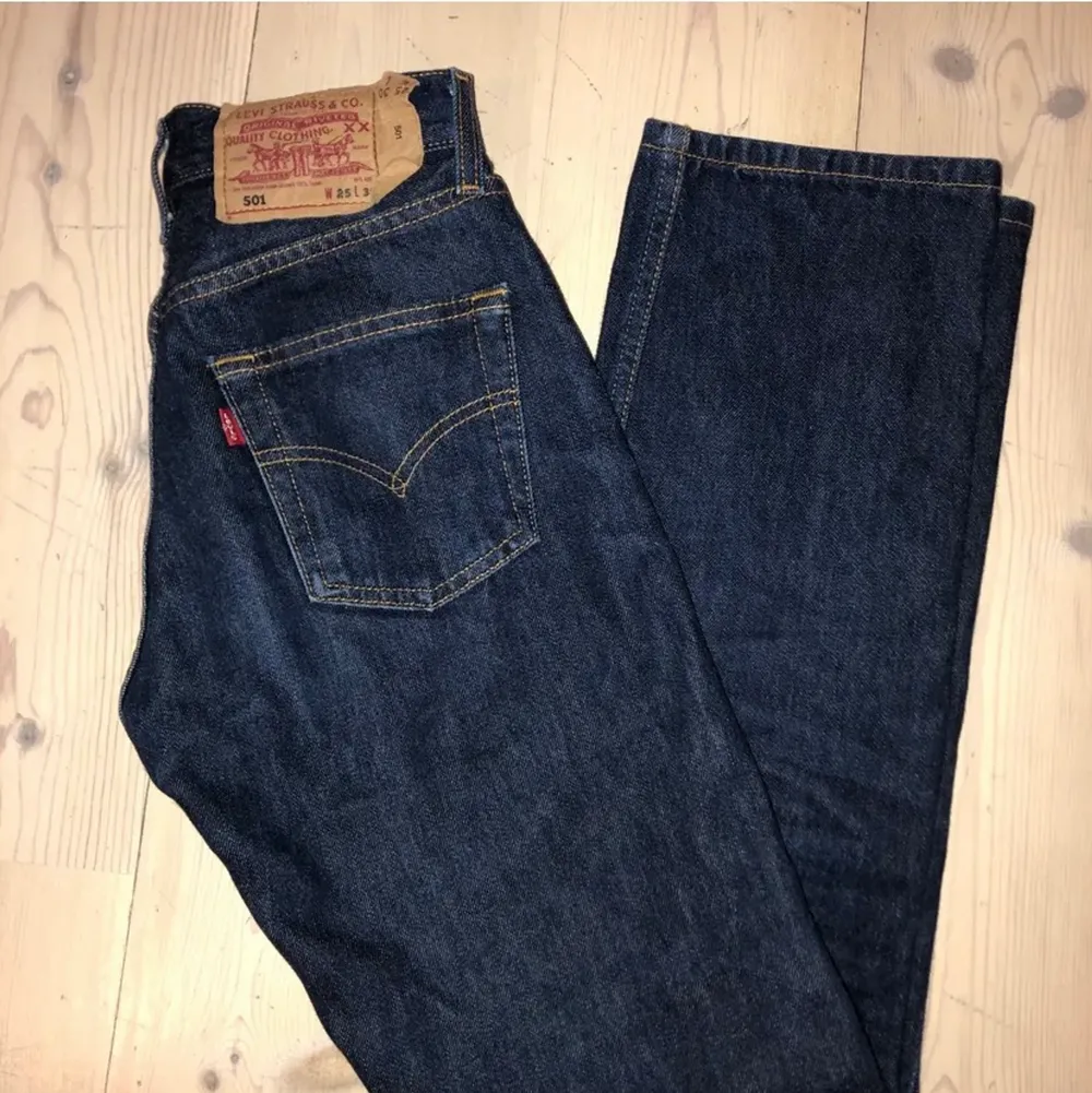 Vintage levisjeans i modellen 501😍❤️‍🔥 Köpta här på plick för 400kr. Storlek: w25, l30 men skulle snarare säga w23/w24. Innerbenslängd: 75,5cm, ytterbenslängd: 97,5cm. Midjemått: ca 63cm.. Jeans & Byxor.